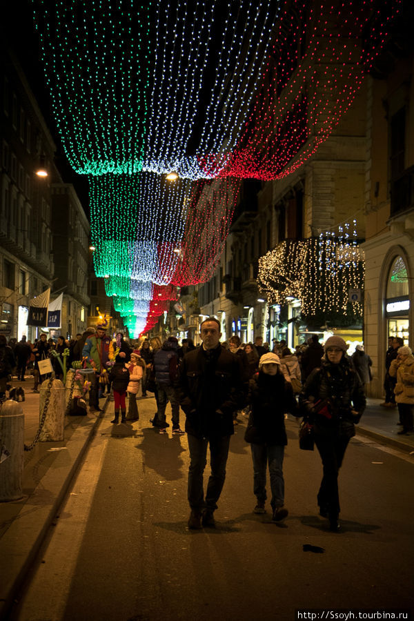 Гирлянды с цветами итальянского флага встречаются аж на нескольких улицах. Рим, Италия