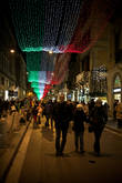 Гирлянды с цветами итальянского флага встречаются аж на нескольких улицах.