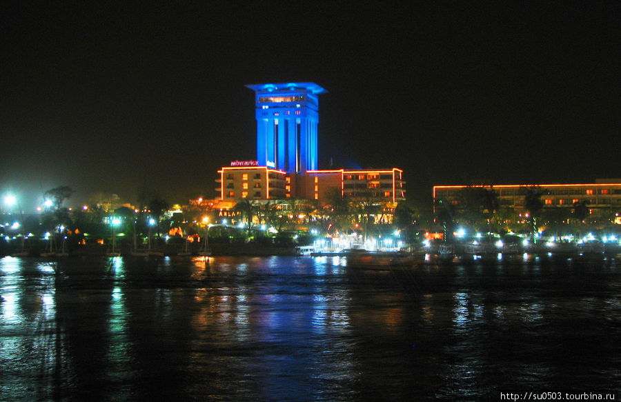 Отель MÖVENPİCK вечером (возле Асуана) Египет
