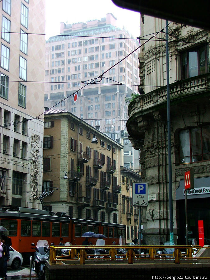 В центре города старые здания соседствуют с высотками. Милан, Италия