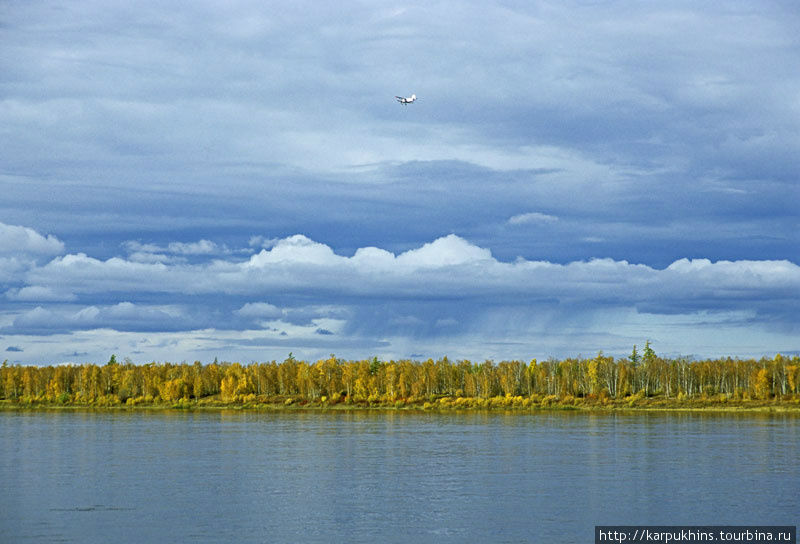 Маленький самолётик, на фоне неба, сейчас приземлится и повезёт нас в Усть-Маю. Саха (Якутия), Россия