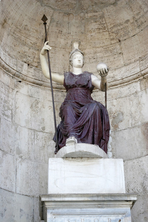 Древние римляне тоже были не лыком шиты. В некоторых местах до сих пор продолжают традицию раскраски статуй. Рим, Италия
