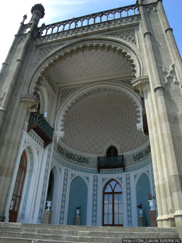 Глубокая ниша южного фасада напоминает вход в мусульманскую мечеть. Она обрамлена двойной узорчатой подковообразной аркой и покрыта белым лепным орнаментом Алупка, Россия
