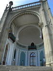 Глубокая ниша южного фасада напоминает вход в мусульманскую мечеть. Она обрамлена двойной узорчатой подковообразной аркой и покрыта белым лепным орнаментом
