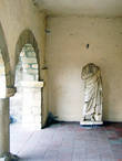 Греческие и римские статуи во дворе монастыря