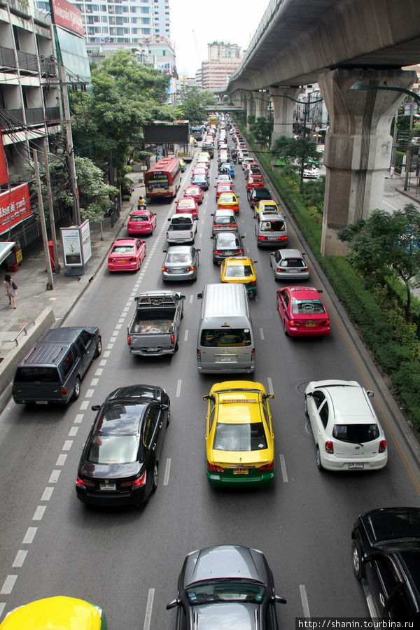Движение напряженное, но пока не пробка Бангкок, Таиланд