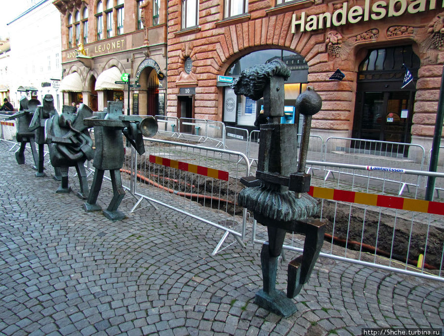 От Большой площади Stortorget на нашу улицу Sodergatan выходит оркестр железных музыкантов Мальмё, Швеция