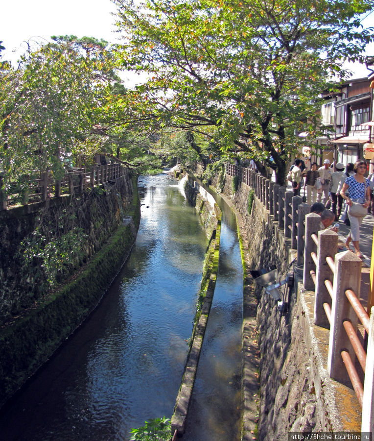 А это канал, за ним старая часть города Такаяма, Япония
