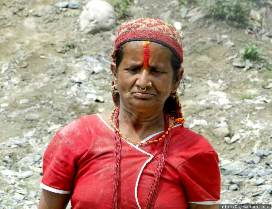 Трудно себе представить наших пожилых женщин в таком обличии. Но  ведь это Непал! Зона Гандаки, Непал