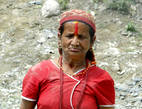 Трудно себе представить наших пожилых женщин в таком обличии. Но  ведь это Непал!