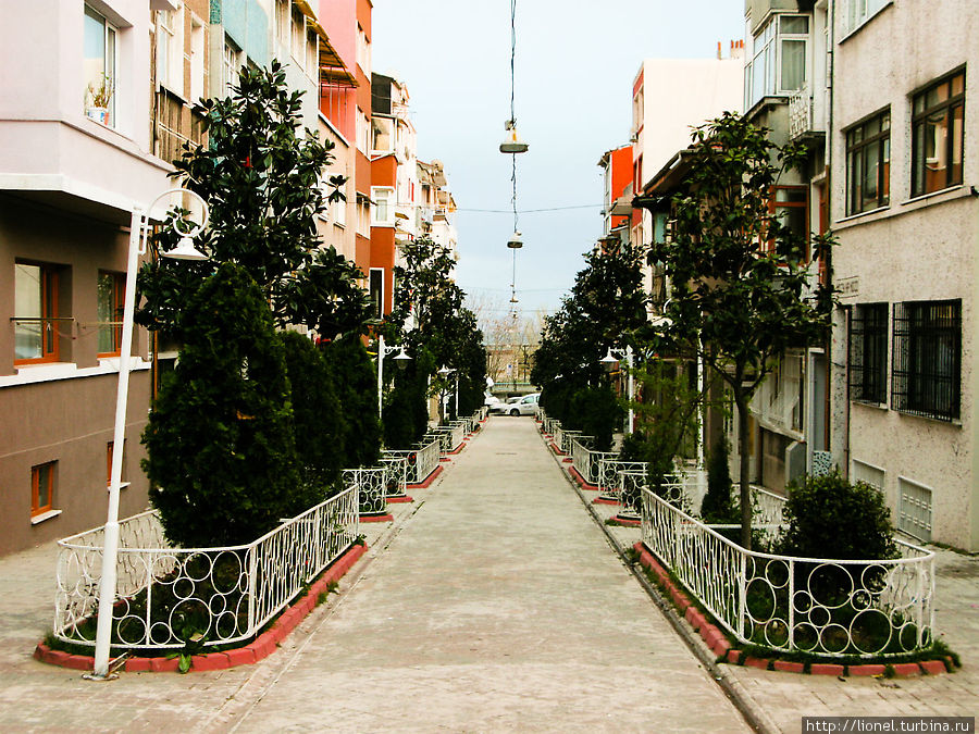 Маленькая пешеходная улочка близ станции Едикюле для тех, кому на Истикляле слишком людно Стамбул, Турция