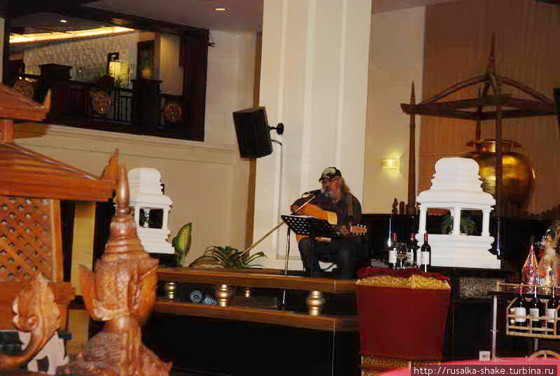 концерт в холле отеля Янгон, Мьянма