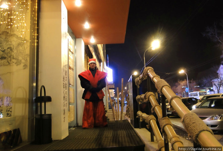 Дед Мороз нынче в одеянии японского самурая. Кстати, настоящий японец. Вот ведь занесло дедулю... Екатеринбург, Россия