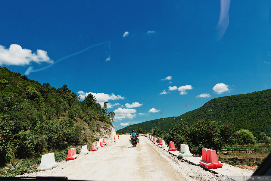 Какую-то часть дороги ремонтировали, пылища стояла дикая, искренно соболезновал мотоциклистам. Пула, Хорватия
