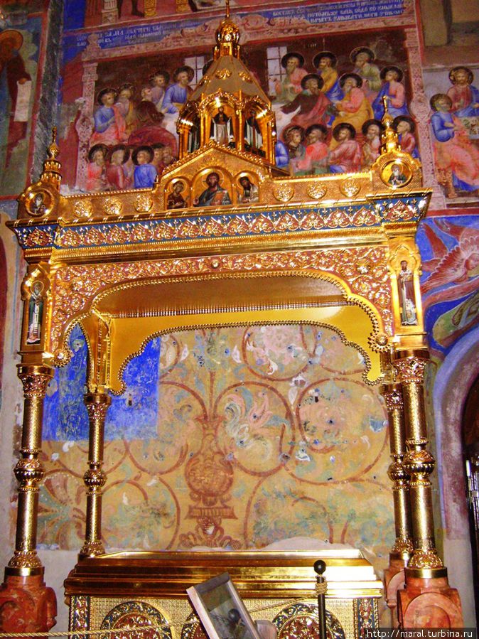 Позолоченная сень над ракой св. Евфимия Суздальского — основателя монастыря Суздаль, Россия
