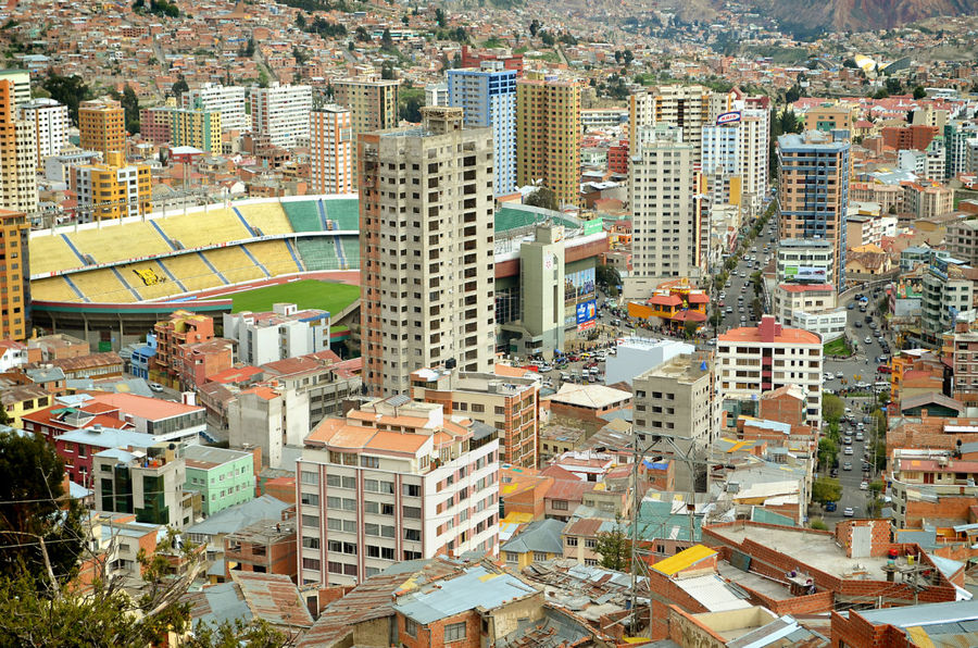 … а если присмотреться еще внимательнее — можно заметить спрятавшийся за домами городской стадион, маленький ресторанчик на углу и крошечные машинки, несущие еще более миниатюрных людей по одним им ведомым делам… Ла-Пас, Боливия
