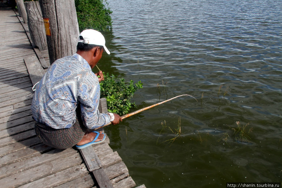 Рыбачат прямо с моста Амарапура, Мьянма