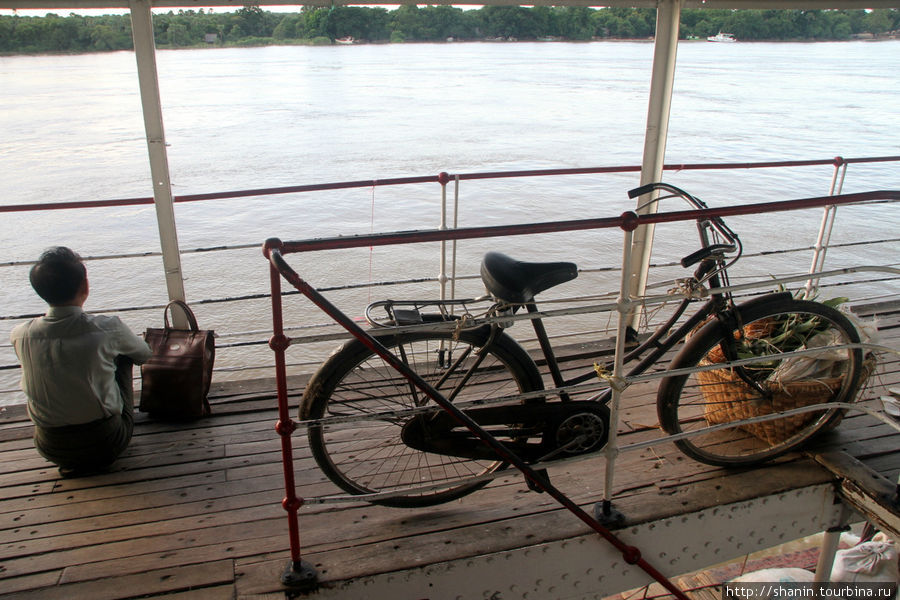 Со своим велосипедом на пароме тоже можно проехать Баган, Мьянма