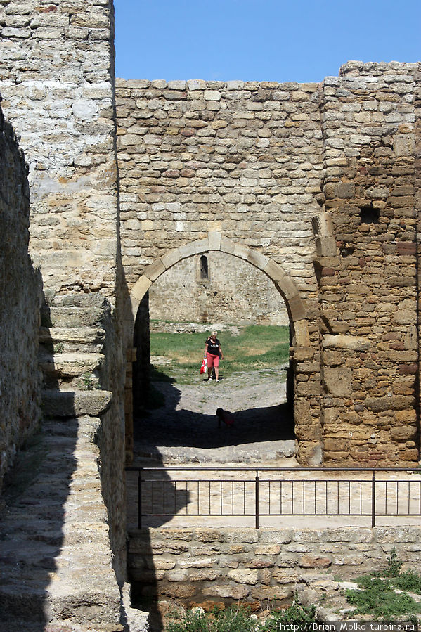 Вид на вход в гарнизонный двор со стены
