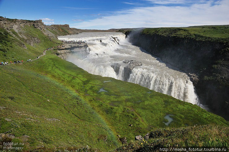 водопад Gullfoss — «Золотой водопад».  Объём воды, проходящей через Гульфосс, в среднем составляет 109 м³/сек и повышается летом до 130 м³/сек. Глубина водопада до места падения воды в долине составляет около 70 метров. Сам Гульфосс состоит из двух ступеней — 11 метра и 21 метров высотой, повёрнутых друг к другу под углом в 90°. Исландия