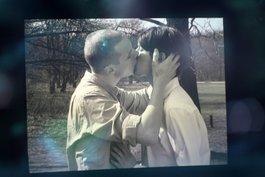 А внутри непрерывное видео целующейся пары. Очень романтично. Берлин, Германия