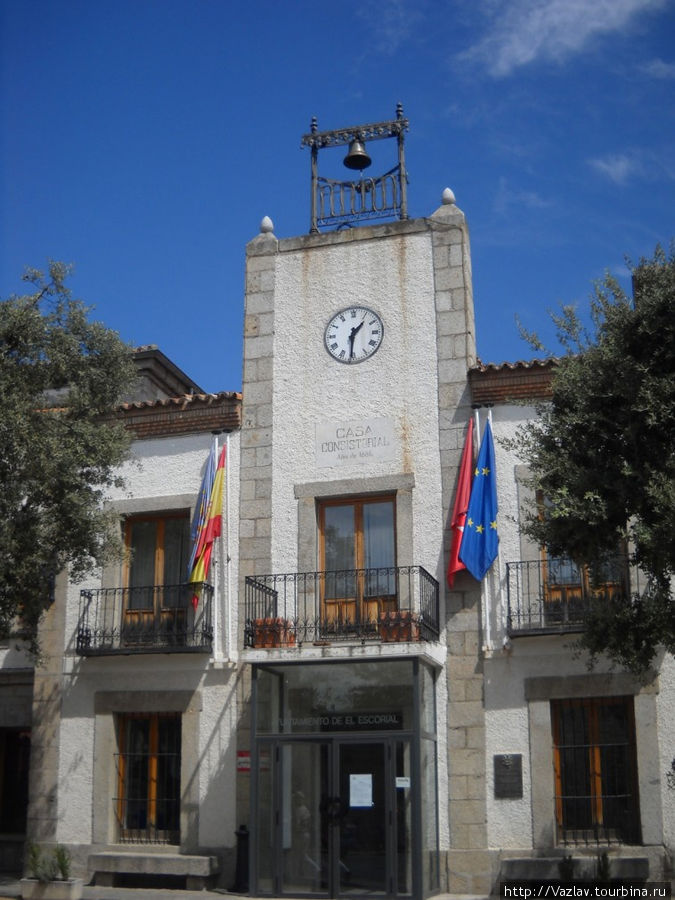 Фасад мэрии Сан-Лоренсо-де-Эль-Эскориал, Испания