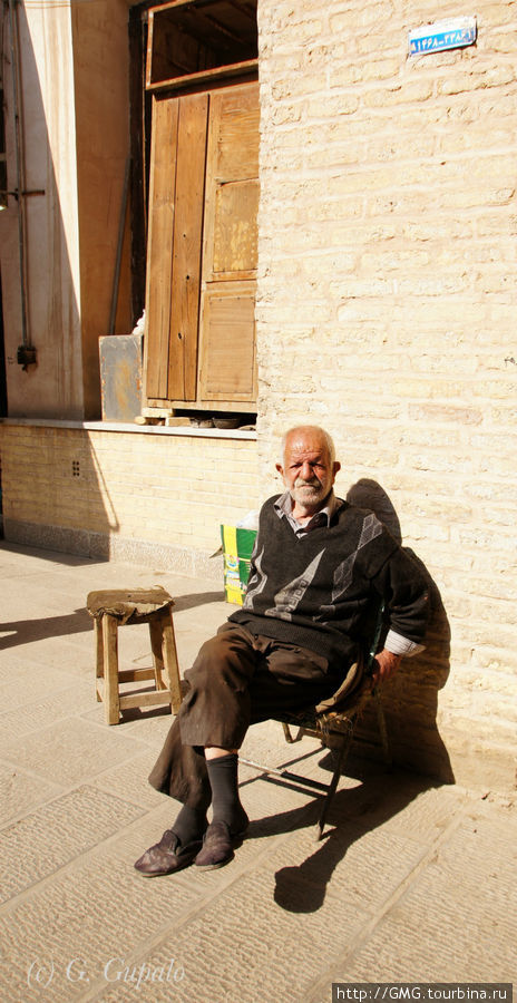 Дедушка решил погреться на солнце. Исфахан, Иран
