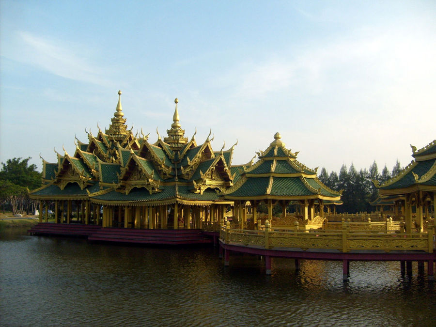 Очень необыный храм посреди озера — он состоит из нескольких, соединенных между собой мостиками, внутри каждого сидят по кругу множество монахов. Бангкок, Таиланд