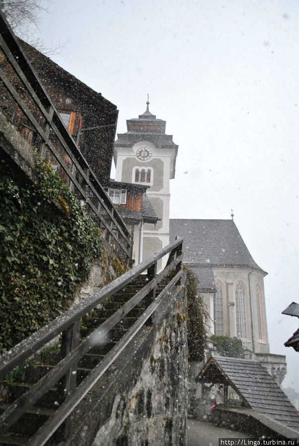 Дорога к видимой со всех сторон церкви лежит через подъем по нескольким лестницам, ... Хальштатт, Австрия