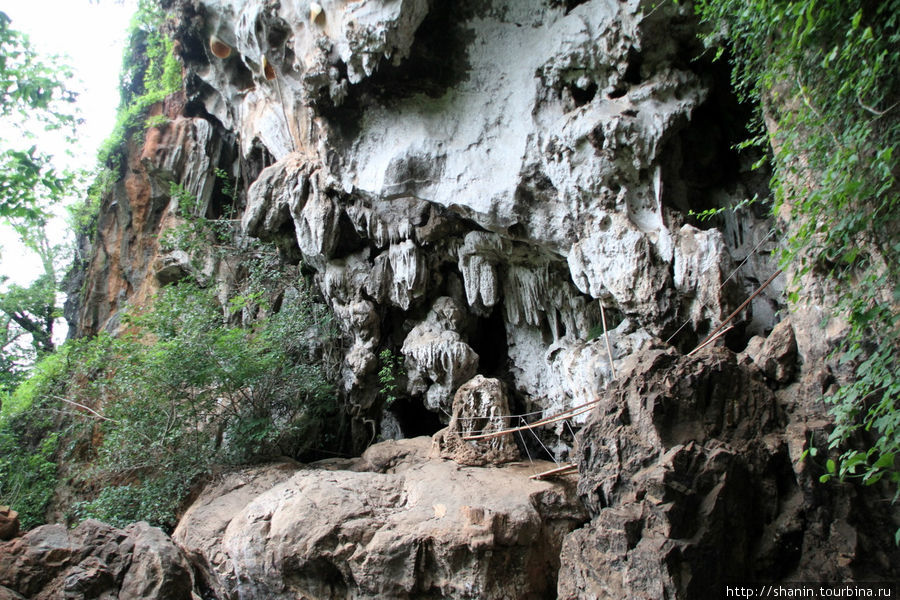 Пещера с гробами Мае-Хонг-Сон, Таиланд
