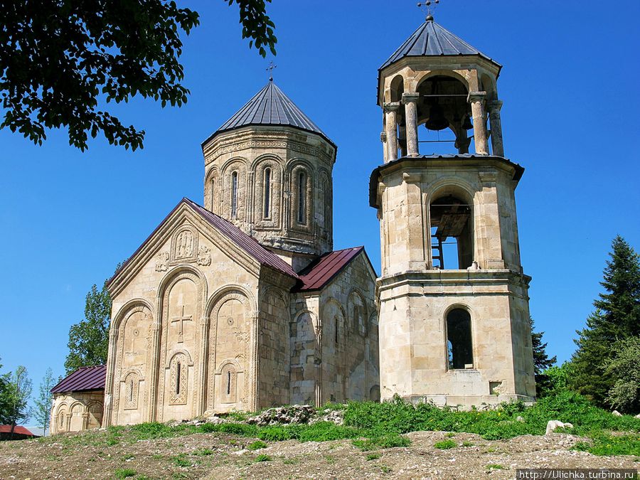 Храм, в основном возведен в 1010-1014 годах, во время царствования Баграта III, южная и западная паперть — чуть позднее. Изумительная колокольня построена во второй половине XIX века. Амбролаури, Грузия