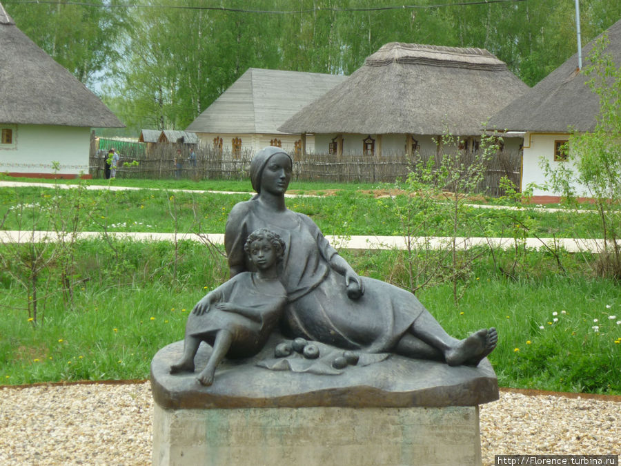 Памятник маленькому Пушкину и Арине Родионовне Боровск, Россия