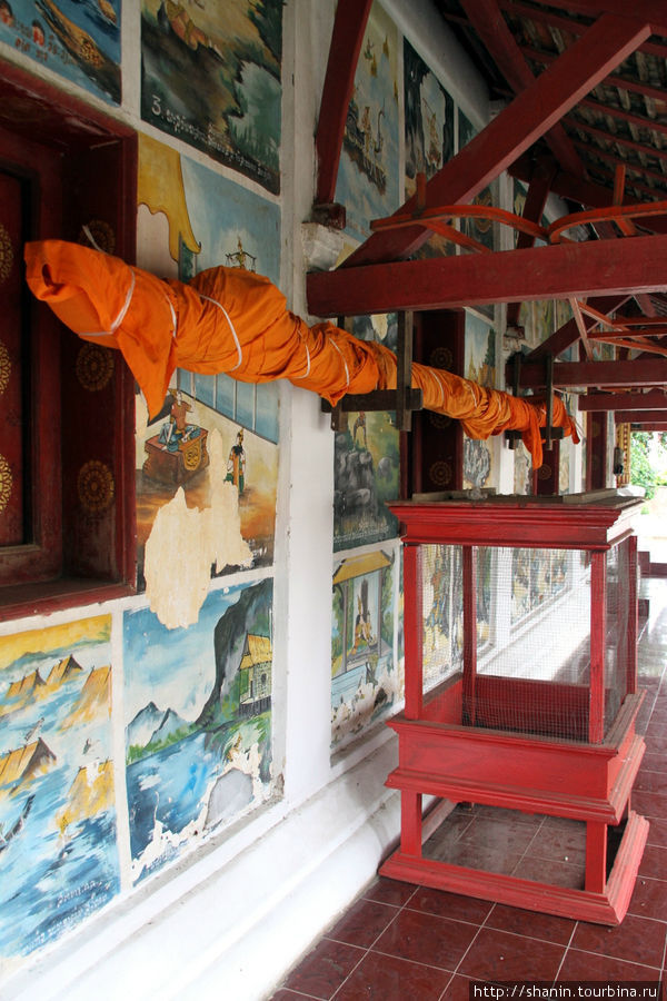 Монастырь у железного моста Луанг-Прабанг, Лаос