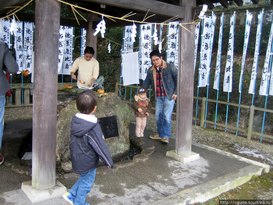 Обязательно надо помыть руки, а желающие моют и лица, перед посещением храма Япония