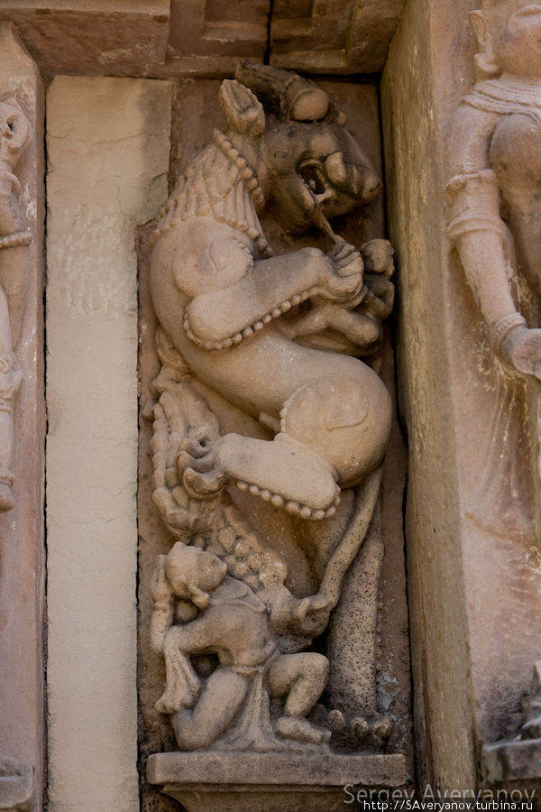 Укрощение дракона, символизирующего страсть Каджурахо, Индия
