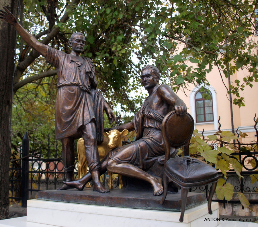 Памятник Ильфу и Петрову со стулом и с золотым теленком. Одесса, Украина