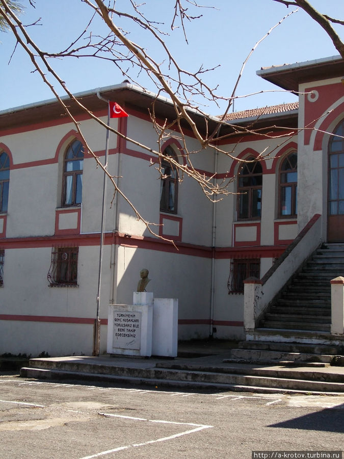 Ататюрк перед школой Шиле, Турция