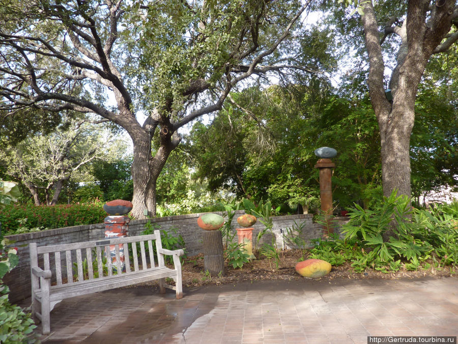 А это скамейка между входами в японский и сенсорный сады Сан-Антонио, CША