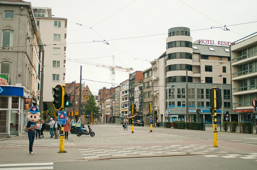Типичная улица города и его типичные обыватели. Антверпен, Бельгия