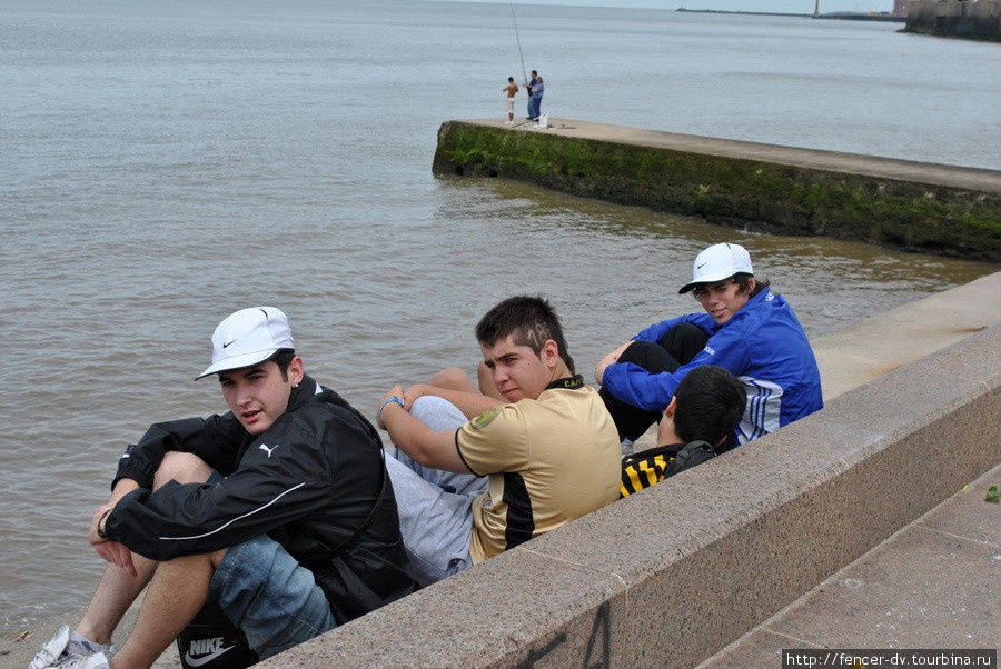 Даже эти хмурые парни были очень довольны, когда их наконец сфотографировали Монтевидео, Уругвай