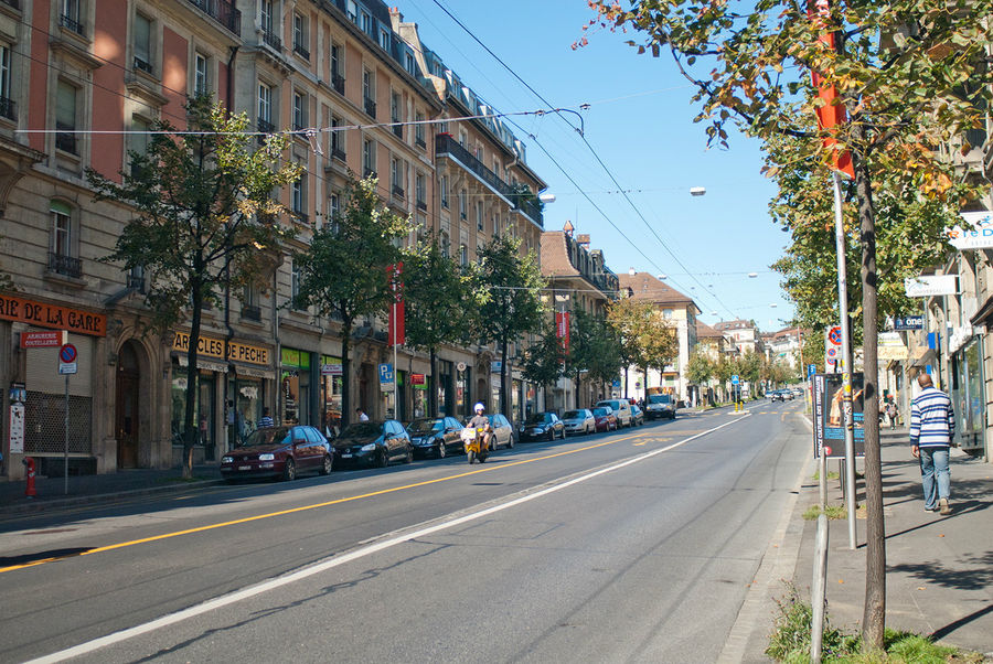 Лозанна — достаточно большой город, расположенный на крутом склоне, поэтому, чтобы сильно не устать, стоит обзавестись, например, велосипедом, но только с возможностью переключения скоростей. Лозанна, Швейцария