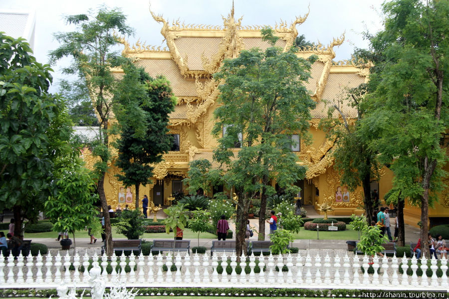 Белый храм с золотым туалетом Чианграй, Таиланд