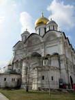 Архангельский собор, построенный в 1505-1508 годах, служил усыпальницей великих московских и удельных князей и русских царей.