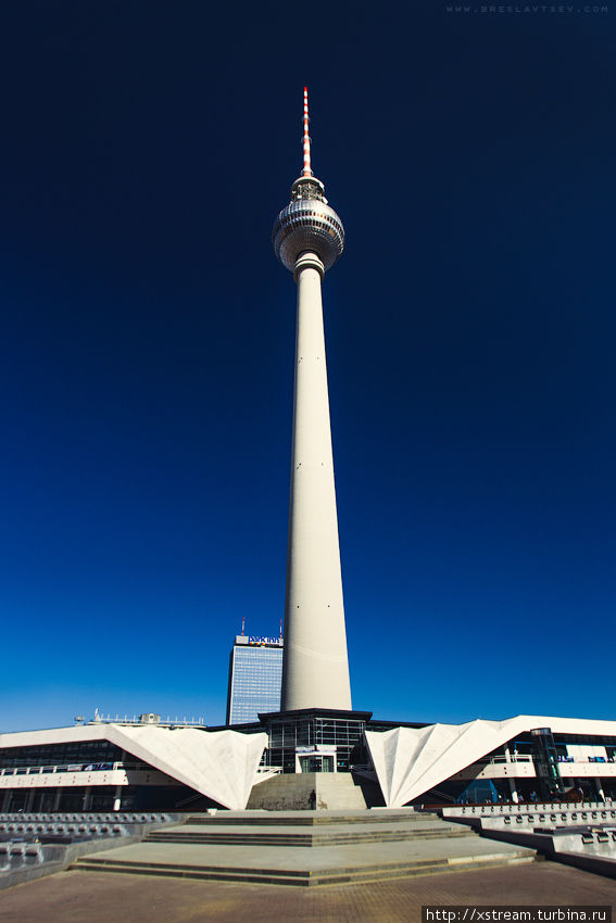 TV-Tower — самое высокое сооружение Германии, высотой 368 метров. Берлин, Германия