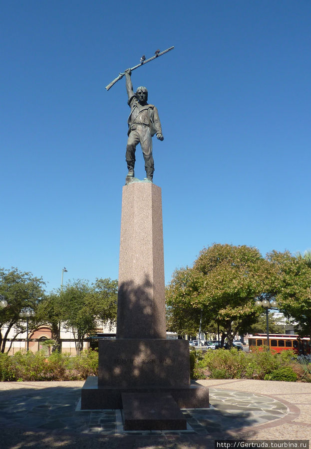 Еще один герой войны за независимость  от  Мексики —  Бенджамин  Руш Милам  — Benjamin Rush  Milam, памятник в парке Милама.
