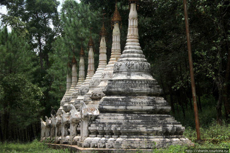Дорога к храму - вернее, сразу три Пиндайя, Мьянма