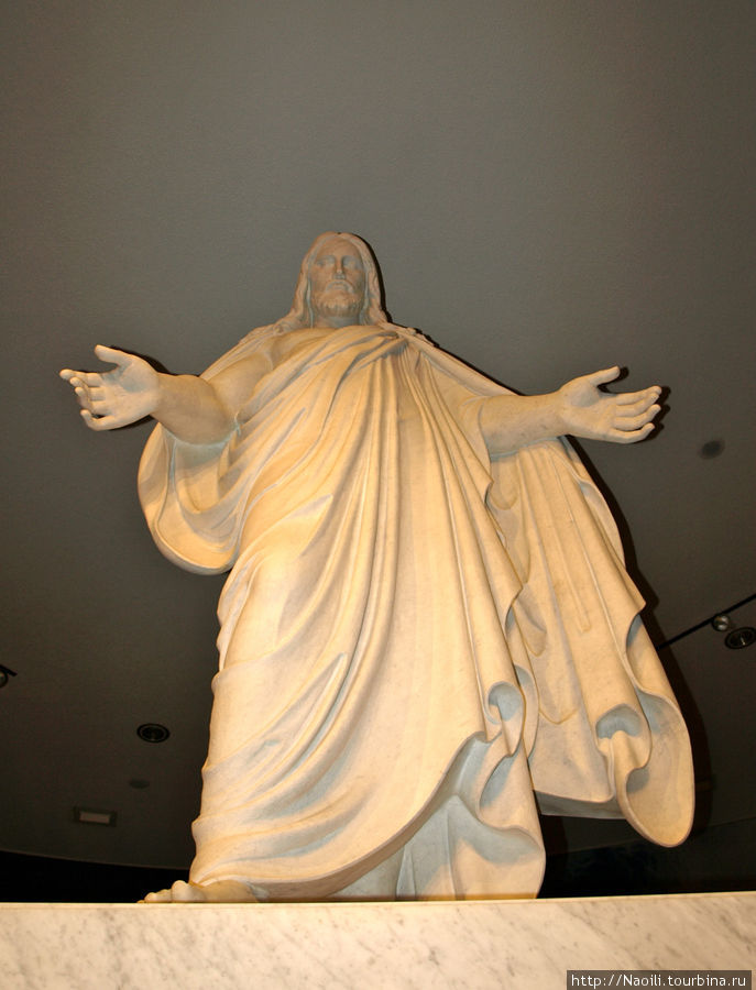 Центральное место занимает огромная скульптура Христа. Мехико, Мексика