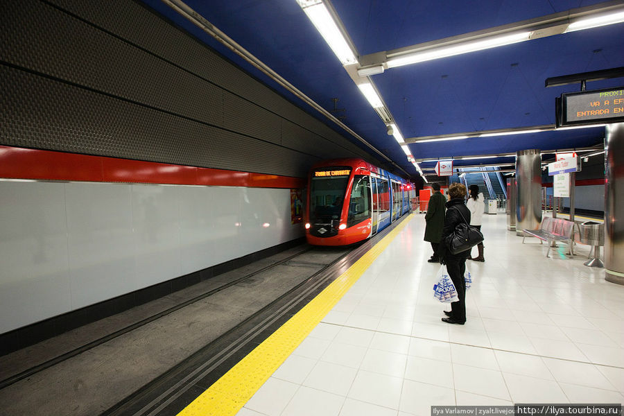 Весной 2007 года начали действовать три линии так называемого лёкого метро. Однако фактически эти линии имеют характер современного скоростного, частично подземного трамвая, так как они будут иметь одноуровненые пересечения. Мадрид, Испания