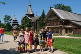 Группа в Витославицах — музее деревянного зодчества