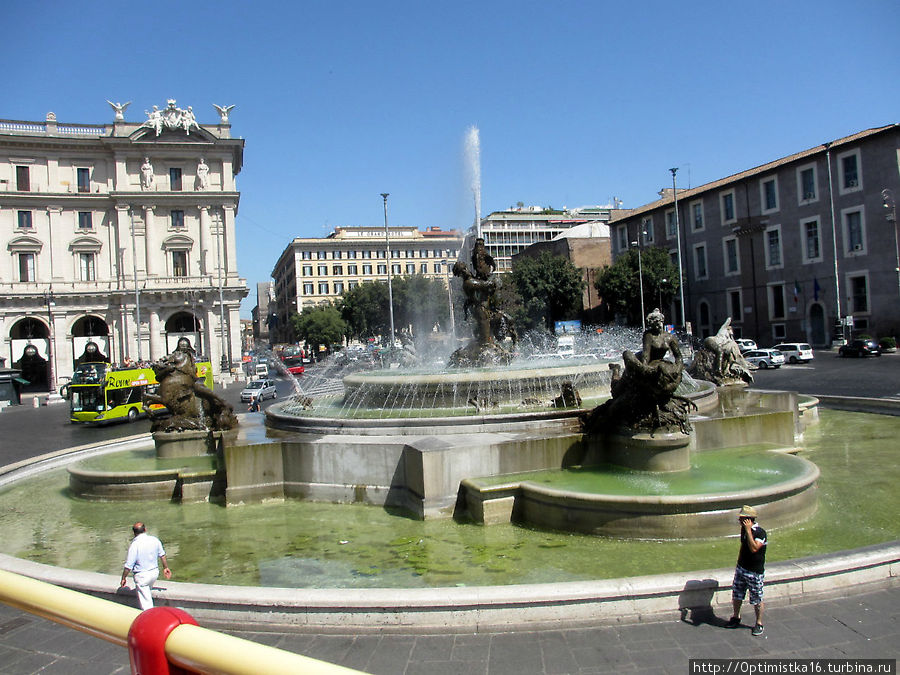 Площадь Республики. Фотография сделана во время автобусной экскурсии. Рим, Италия